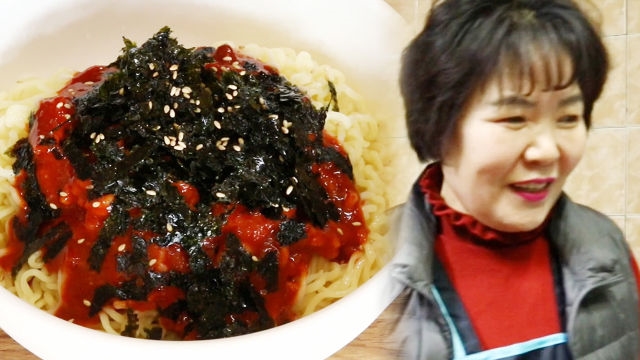 학창시절 추억이 담긴 인심 좋은 아주머니의 비빔면!