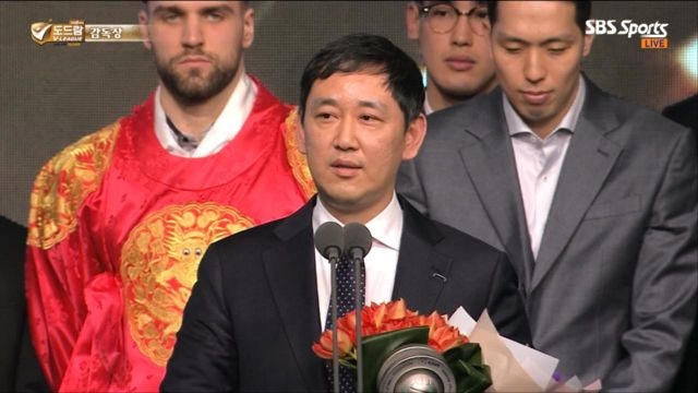 [감독상] 흥국생명 박미희 - 현대캐피탈 최태웅 감독