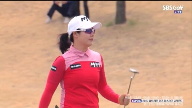 [셀트리온 퀸즈 2R] 버디를 성공시키며 선두로 합류하는 조정민