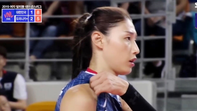 [대한민국 vs 도미니카] 심판 판정에 항의하다 경고받는 김연경