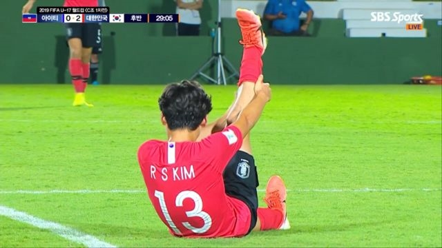 [대한민국 vs 아이티] 경련으로 들것에 실려가는 김륜성