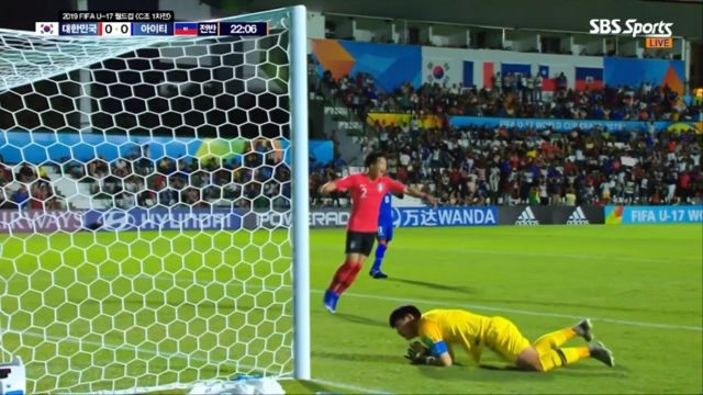 [대한민국 vs 아이티] 강력한 헤더를 막아내는 신송훈의 ‘슈퍼세이브’