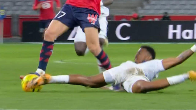 ‘원더풀 태클’ 부상을 이겨내고 팀을 위기에서 구해내는 킴펨베 [릴 vs PSG]