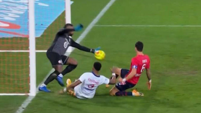 전반 막판, 엄청난 슈퍼세이브로 팀을 구하는 메냥 골키퍼 [릴 vs PSG]