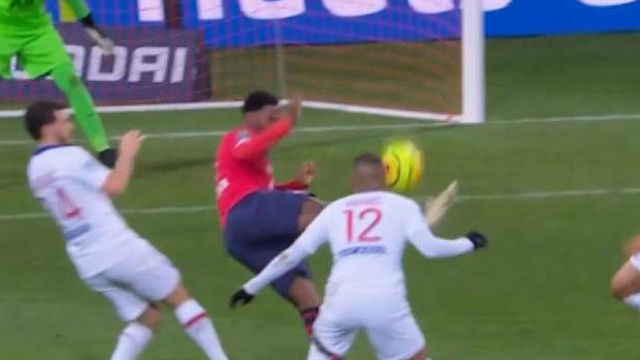 좁은 공간에서 슈팅까지 시도해본 조나선 데이비드 [릴 vs PSG]