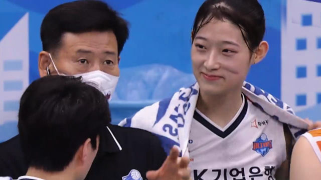 서남원 감독을 흐뭇하게 바라보는 최정민 [GS칼텍스 vs IBK기업은행]