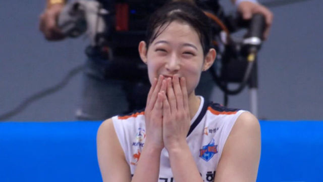밝은 모습으로 비디오 판독 결과를 기다리는 최정민 [GS칼텍스 vs IBK기업은행]