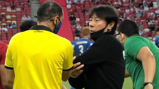 ‘팔꿈치로 가격’ 노카드 판정에 항의하는 신태용 감독 [인도네시아 vs 태국]