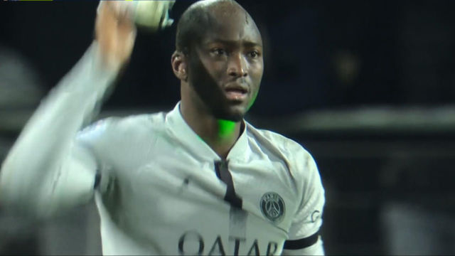 '축구화는 벗겨지고, 눈에는 레이저 쏘고' 주심에게 억울함 호소하는 다닐루 [몽펠리에 vs PSG]