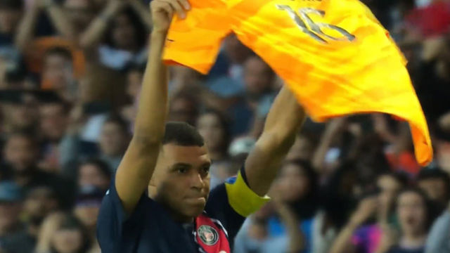 ‘동료 위한 세리머니’ 기록을 써내려가는 음바페의 PK 추가골 [PSG vs 클레르몽]