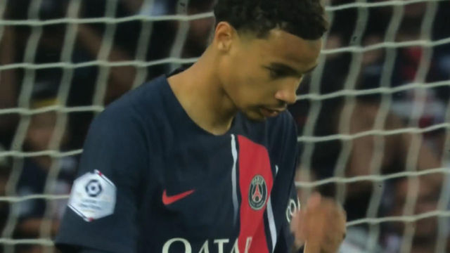 메시가 넘겨준 기회 날리는 에키티케의 아쉬운 마무리 [PSG vs 클레르몽]