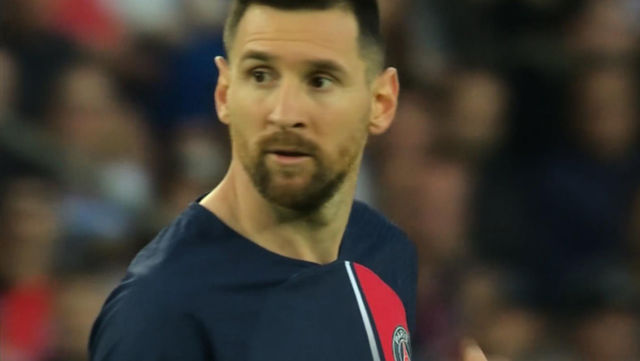‘사라진 야유’ 골문 구석 겨냥한 메시의 프리킥 [PSG vs 클레르몽]