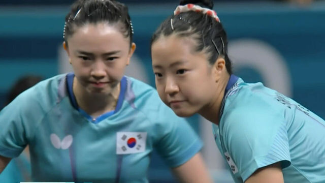 ‘쾌조의 출발’ 1세트 가볍게 승리하는 신유빈-전지희 [여자 단체 동메달 결정전]